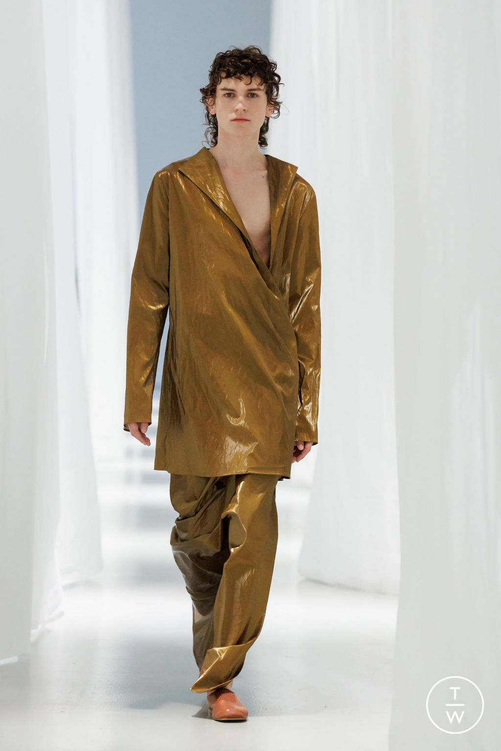 Fashion Week Paris Spring/Summer 2024 look 16 from the Ruohan collection 女装