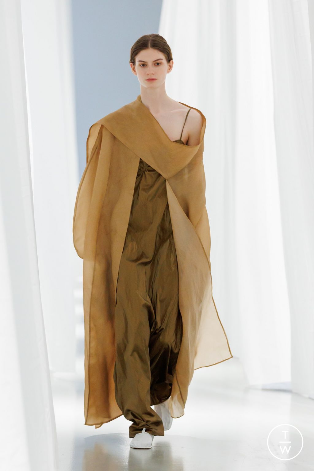 Fashion Week Paris Spring/Summer 2024 look 17 from the Ruohan collection womenswear
