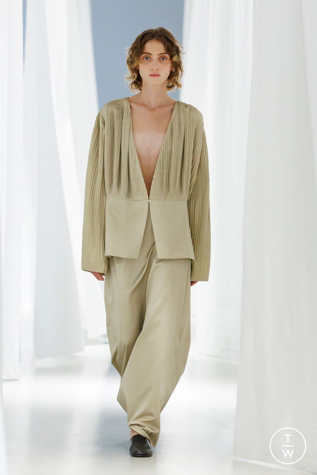 Fashion Week Paris Spring/Summer 2024 look 23 from the Ruohan collection womenswear