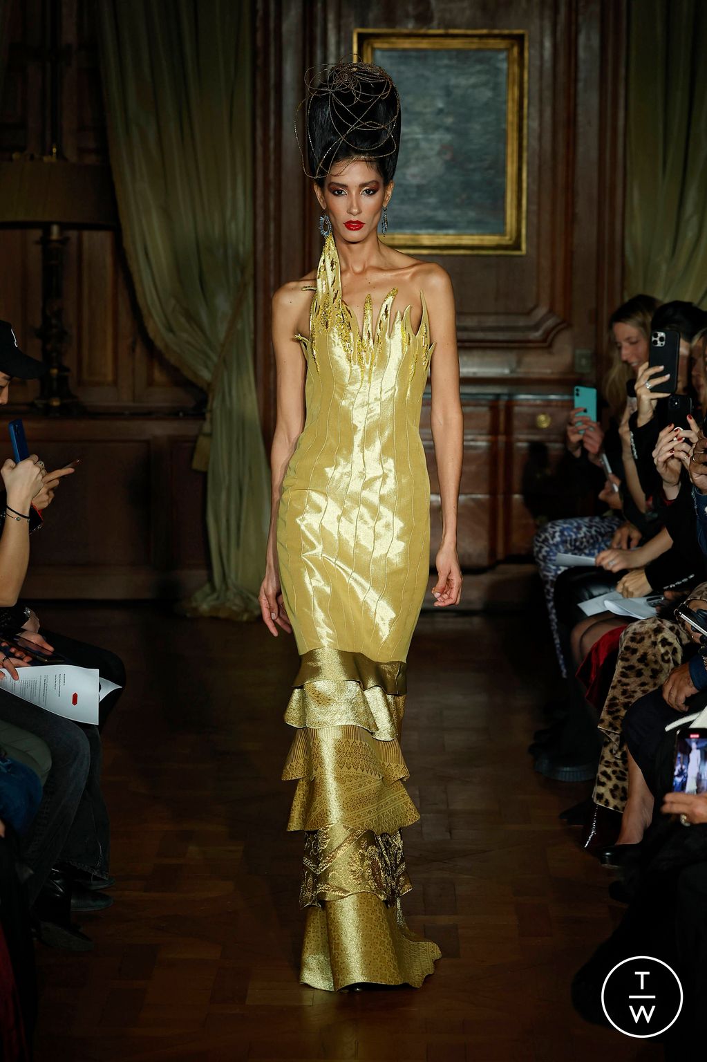 Fashion Week Paris Spring/Summer 2025 look 1 from the Ronald Van Der Kemp collection 高级定制