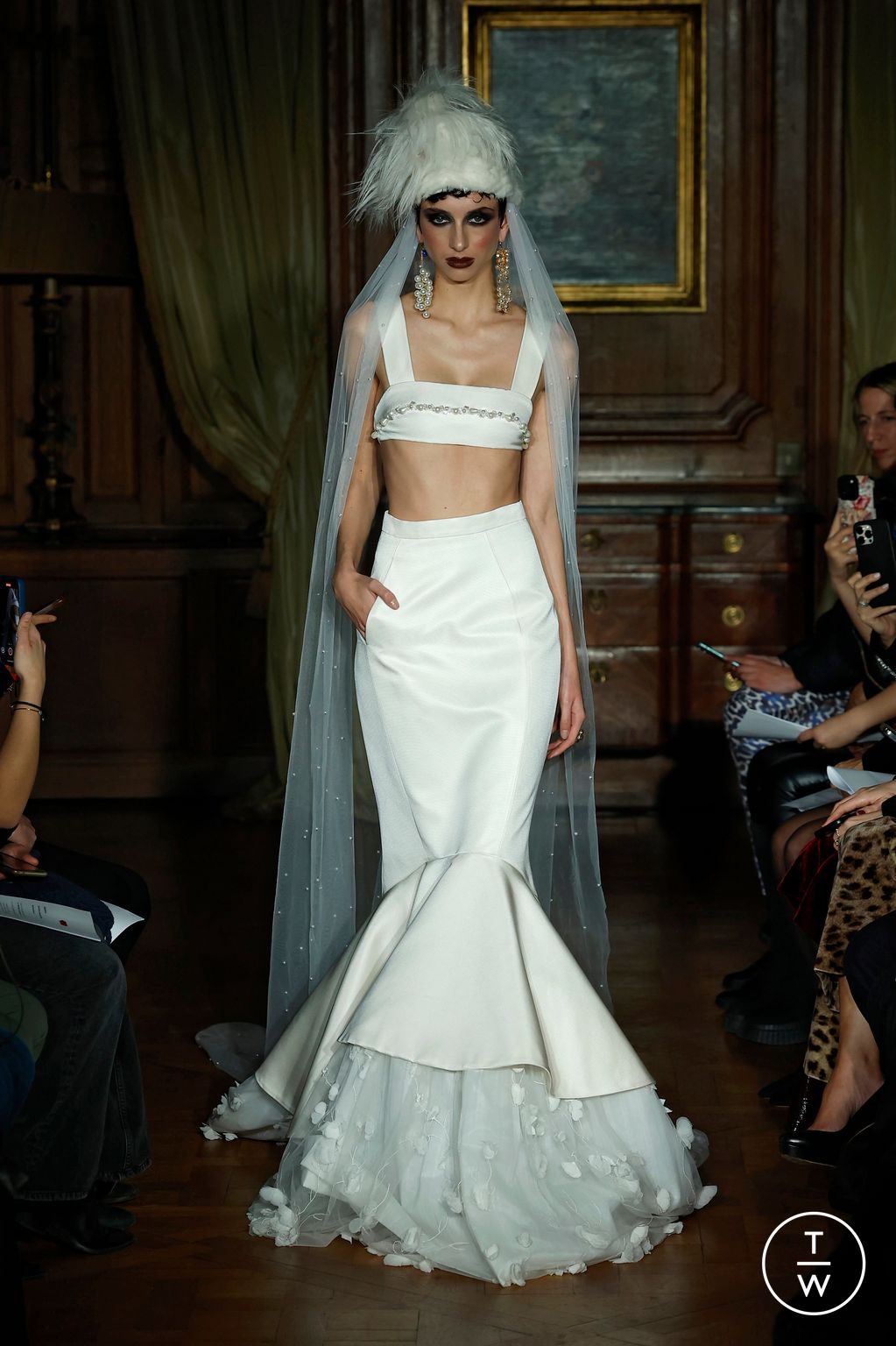 Fashion Week Paris Spring/Summer 2025 look 4 de la collection Ronald Van Der Kemp couture