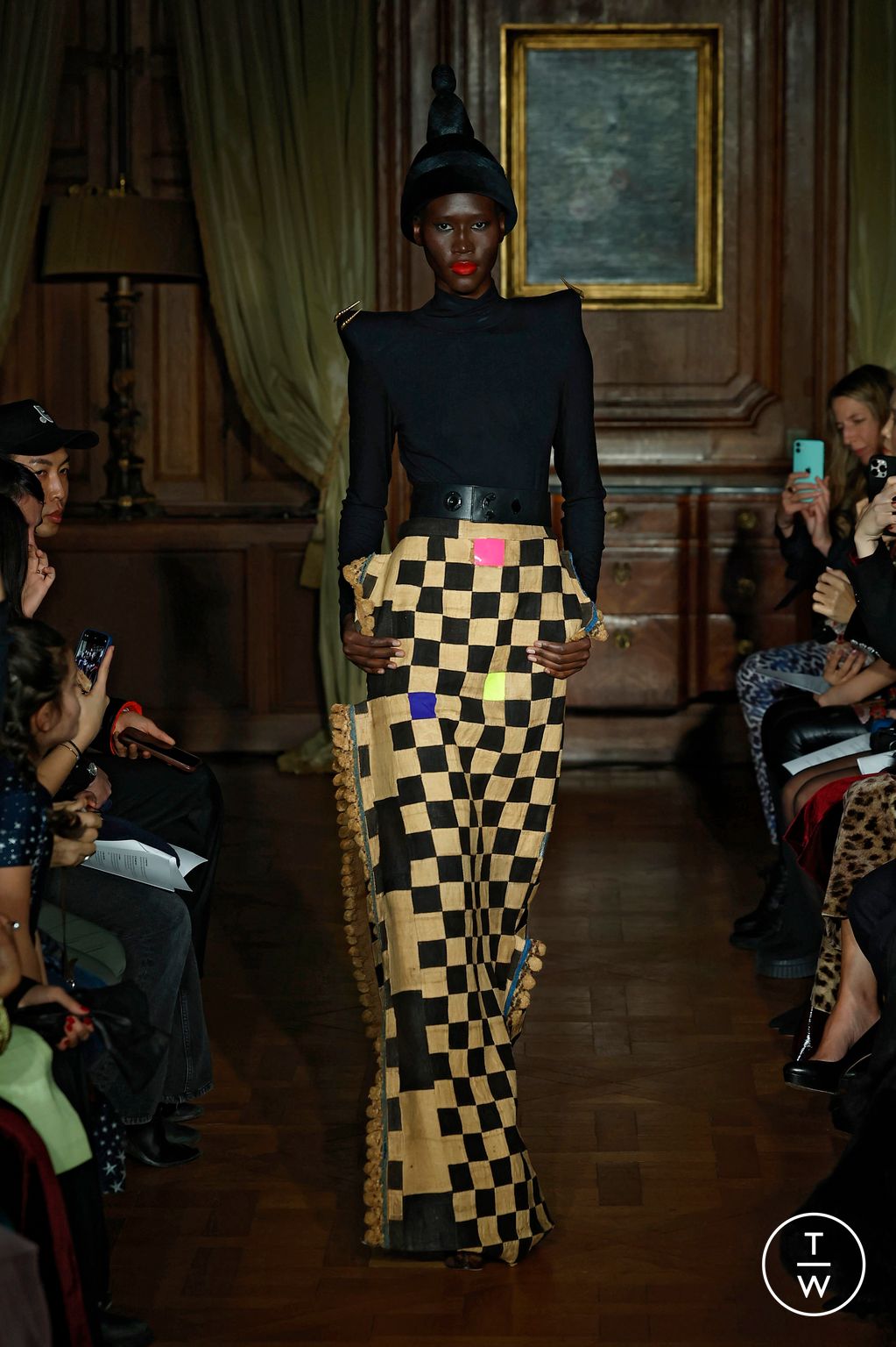 Fashion Week Paris Spring/Summer 2025 look 9 de la collection Ronald Van Der Kemp couture