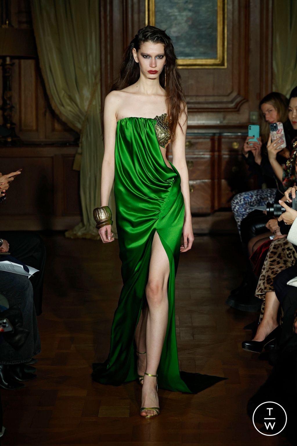 Fashion Week Paris Spring/Summer 2025 look 16 de la collection Ronald Van Der Kemp couture