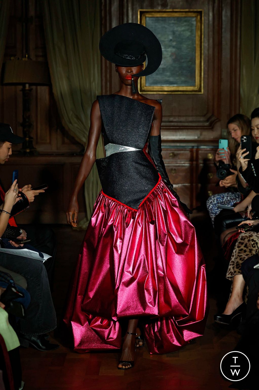 Fashion Week Paris Spring/Summer 2025 look 18 de la collection Ronald Van Der Kemp couture