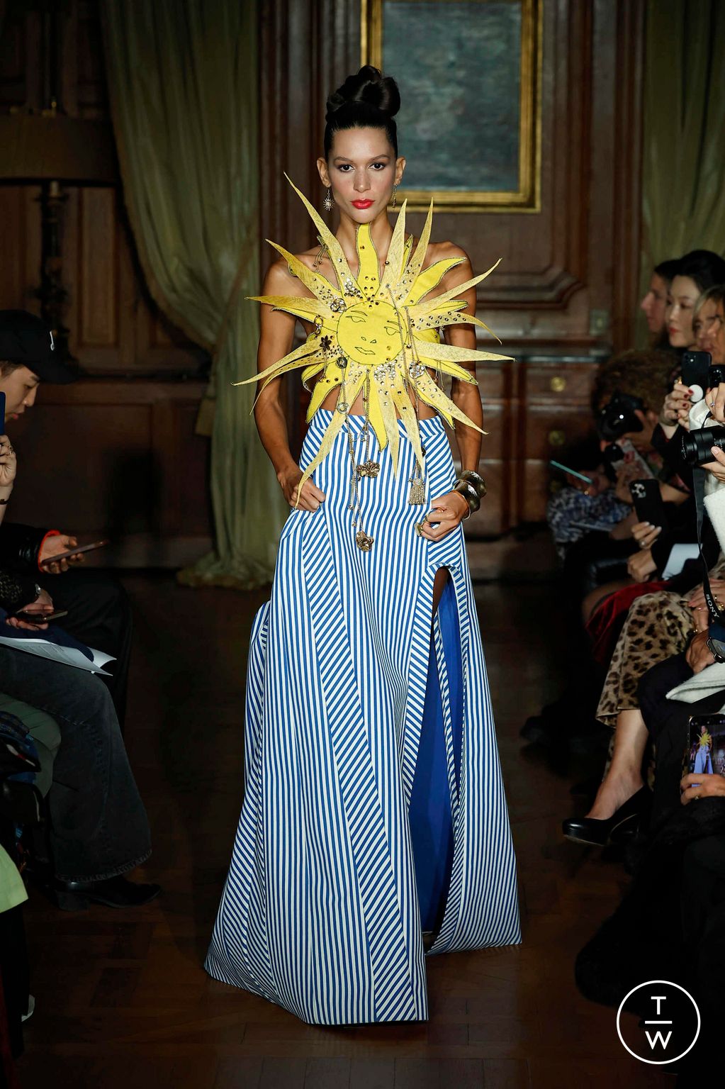 Fashion Week Paris Spring/Summer 2025 look 22 de la collection Ronald Van Der Kemp couture