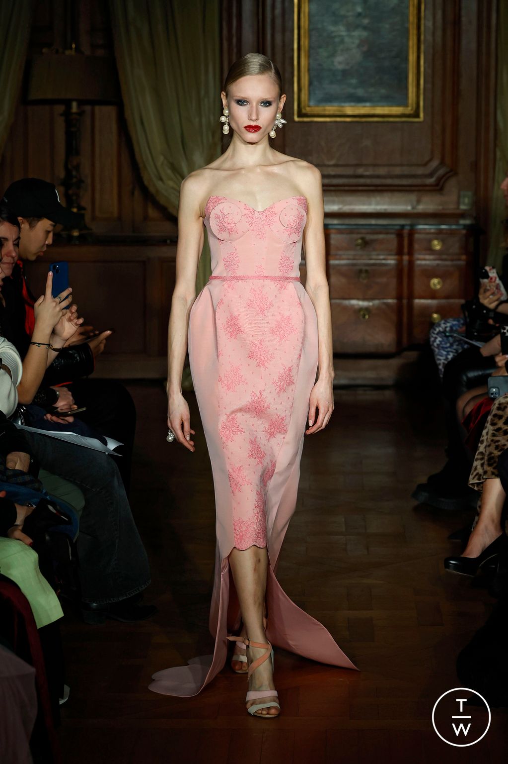 Fashion Week Paris Spring/Summer 2025 look 23 de la collection Ronald Van Der Kemp couture