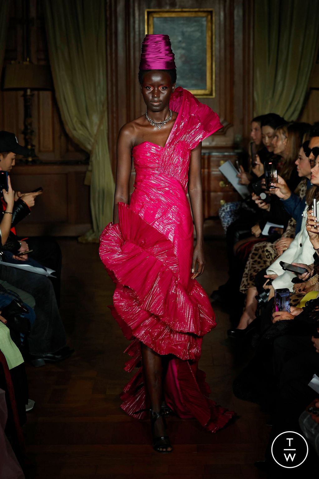 Fashion Week Paris Spring/Summer 2025 look 25 de la collection Ronald Van Der Kemp couture