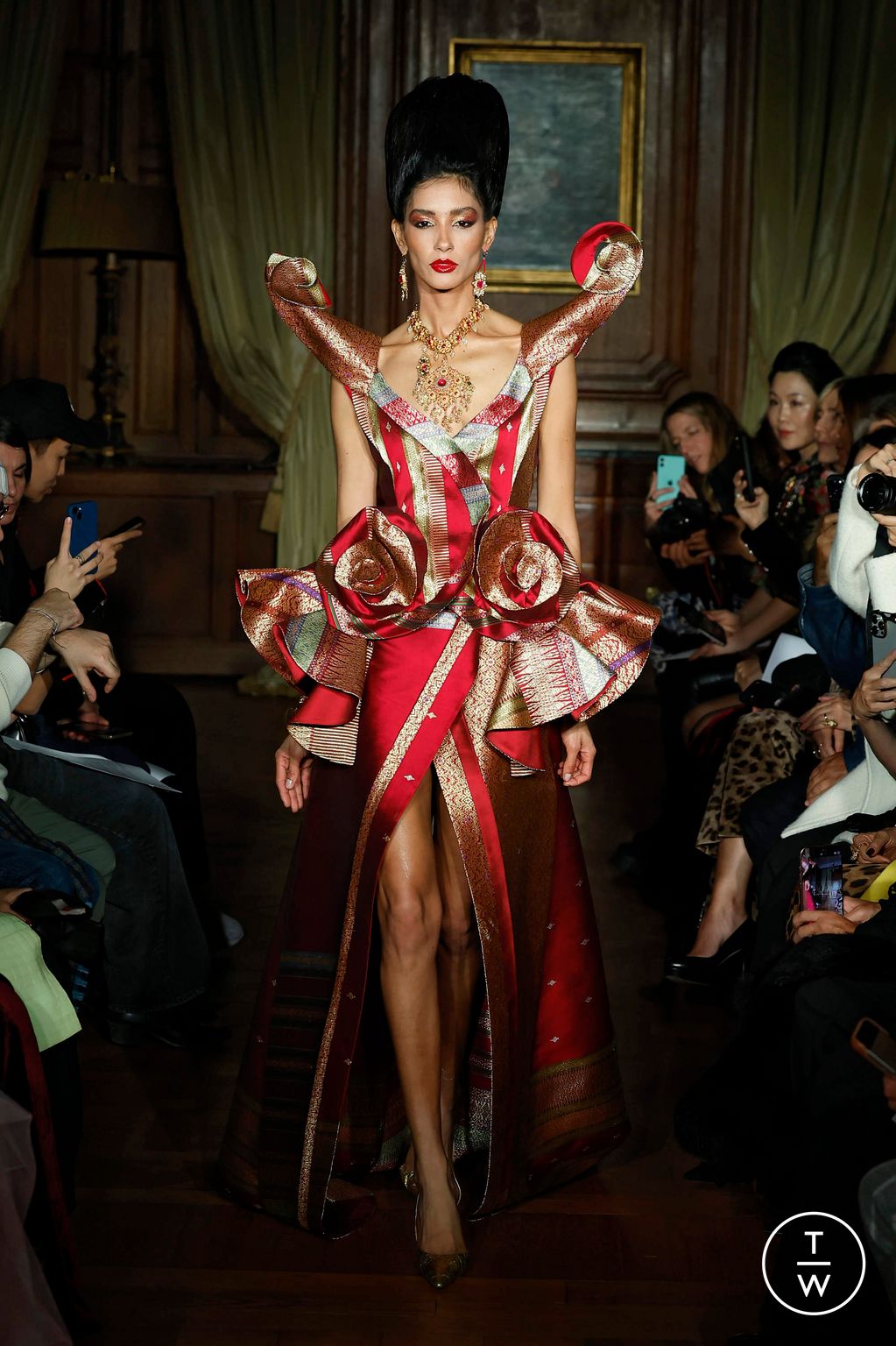 Fashion Week Paris Spring/Summer 2025 look 27 de la collection Ronald Van Der Kemp couture