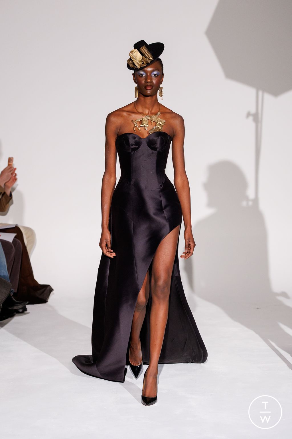 Fashion Week Paris Spring/Summer 2026 look 7 de la collection Ronald Van Der Kemp couture