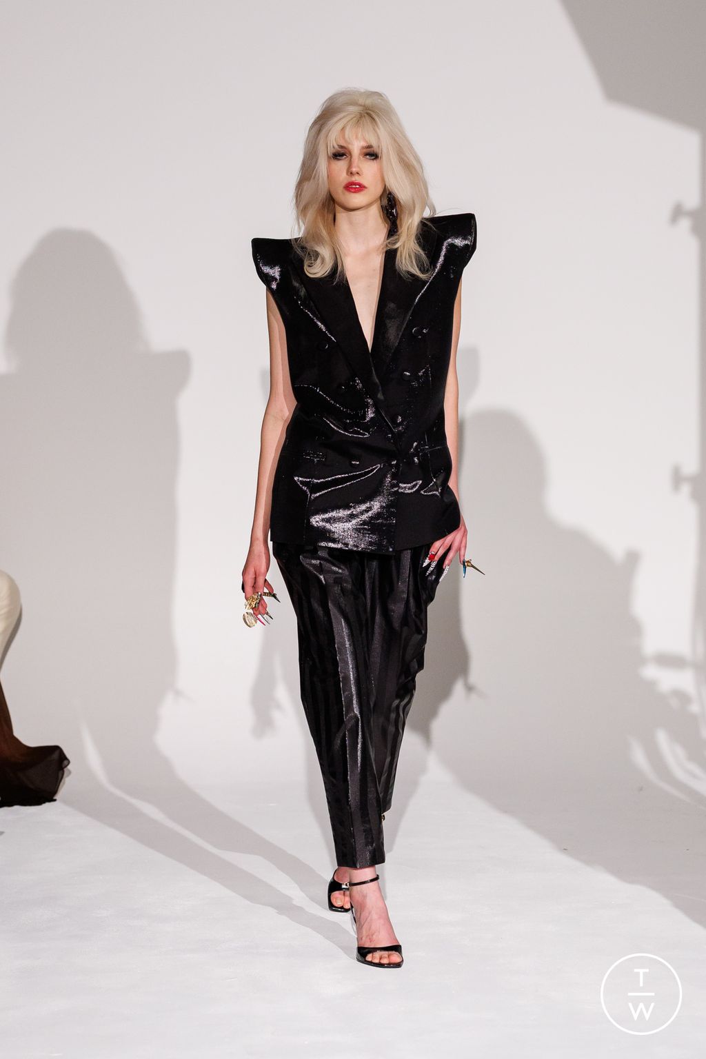Fashion Week Paris Spring/Summer 2026 look 14 de la collection Ronald Van Der Kemp couture