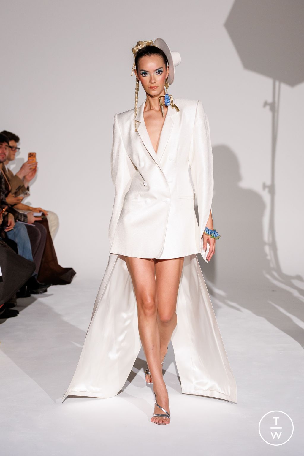 Fashion Week Paris Spring/Summer 2026 look 16 de la collection Ronald Van Der Kemp couture