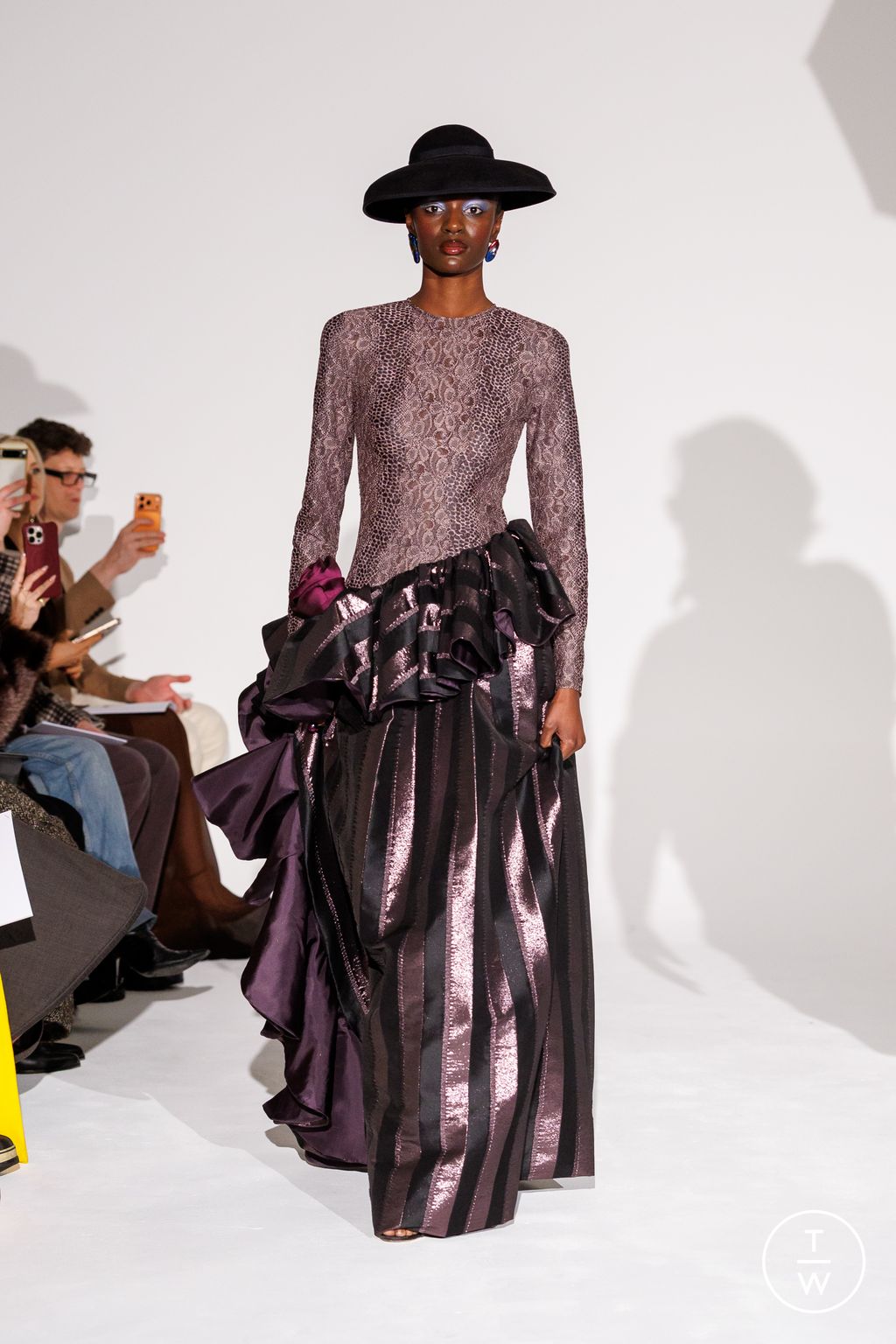 Fashion Week Paris Spring/Summer 2026 look 17 de la collection Ronald Van Der Kemp couture