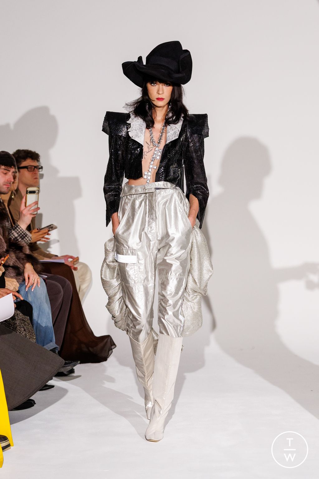 Fashion Week Paris Spring/Summer 2026 look 22 de la collection Ronald Van Der Kemp couture