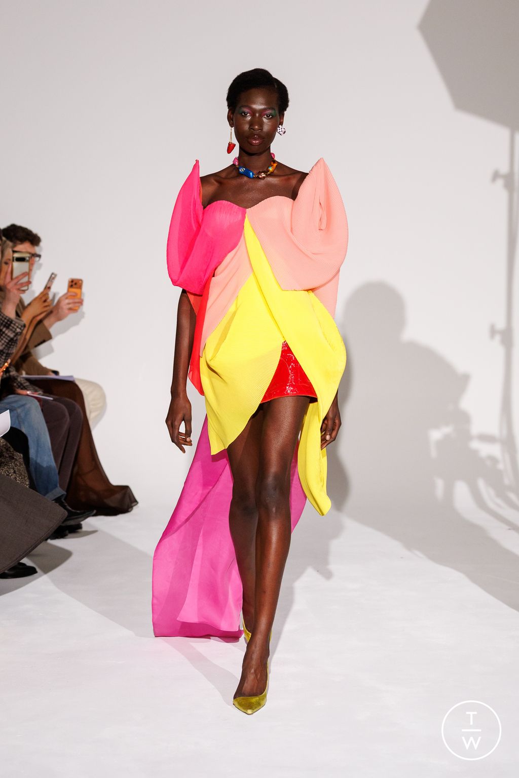 Fashion Week Paris Spring/Summer 2026 look 24 de la collection Ronald Van Der Kemp couture