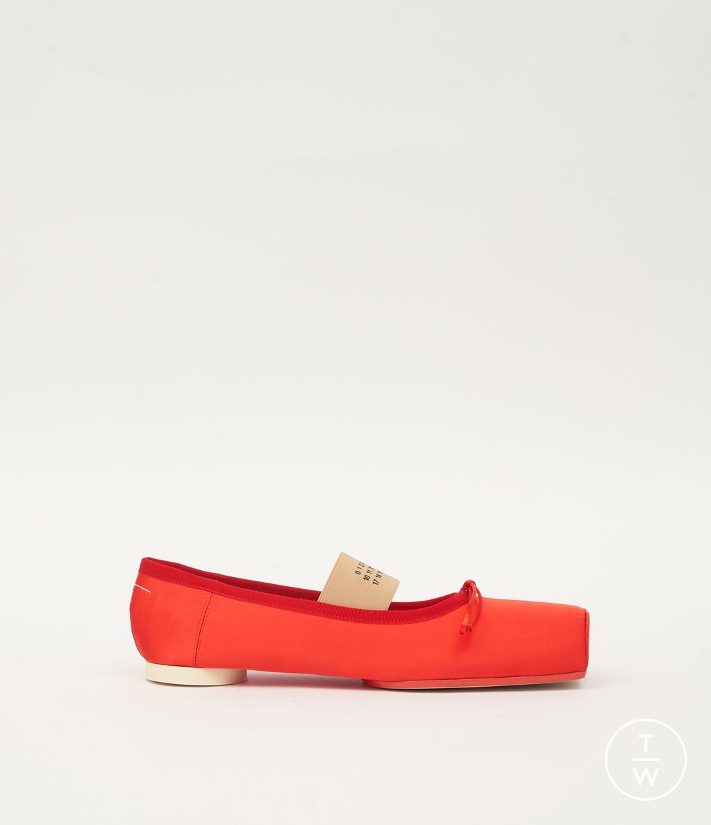 Fashion Week Milan Fall/Winter 2025 look 2 from the MM6 Maison Margiela collection 女装配饰