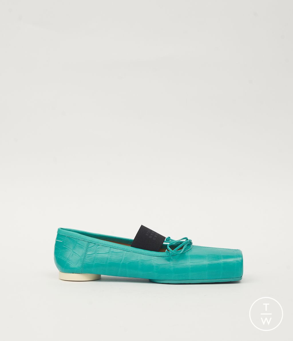 Fashion Week Milan Fall/Winter 2025 look 4 from the MM6 Maison Margiela collection 女装配饰