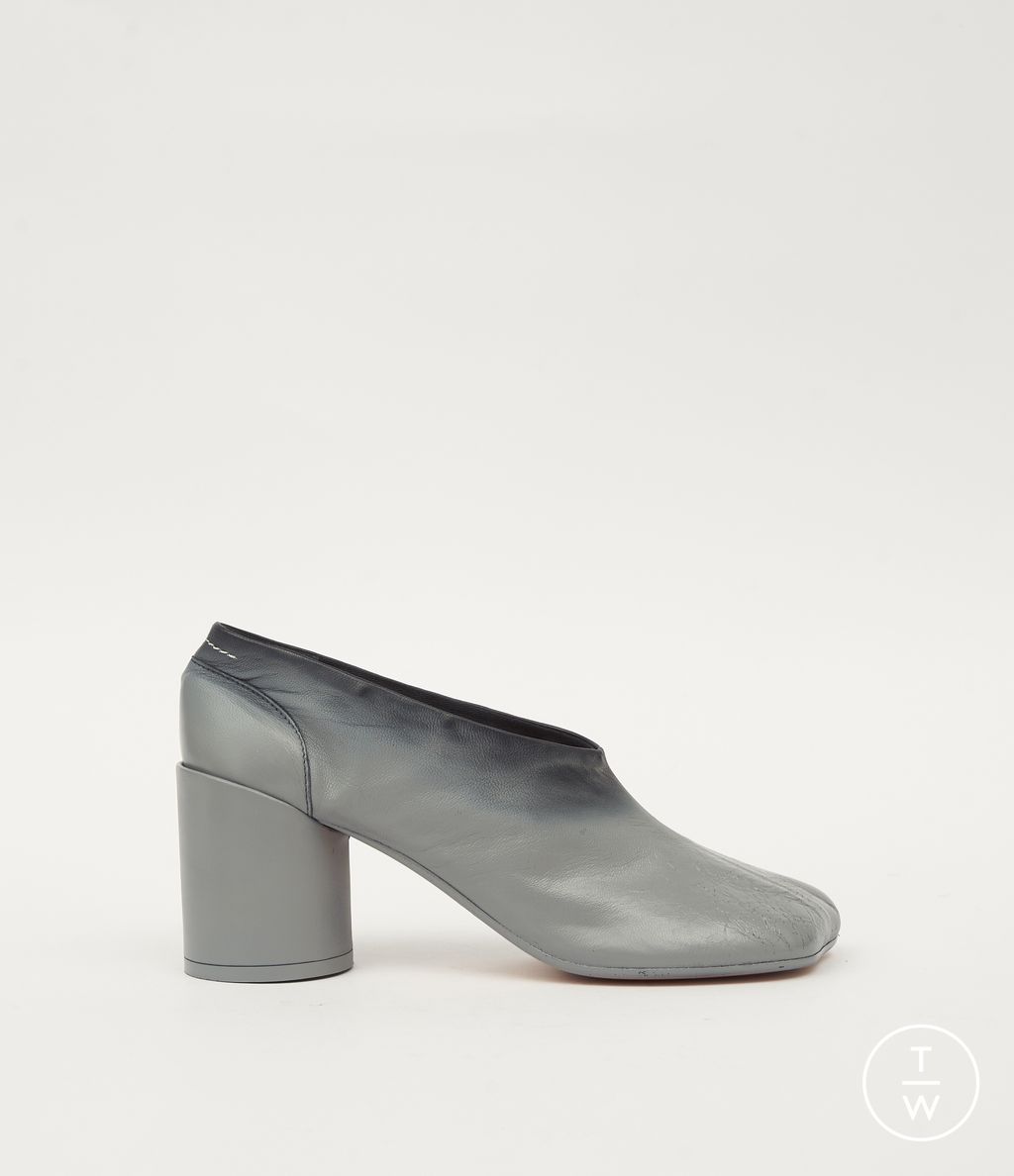 Fashion Week Milan Fall/Winter 2025 look 9 from the MM6 Maison Margiela collection 女装配饰