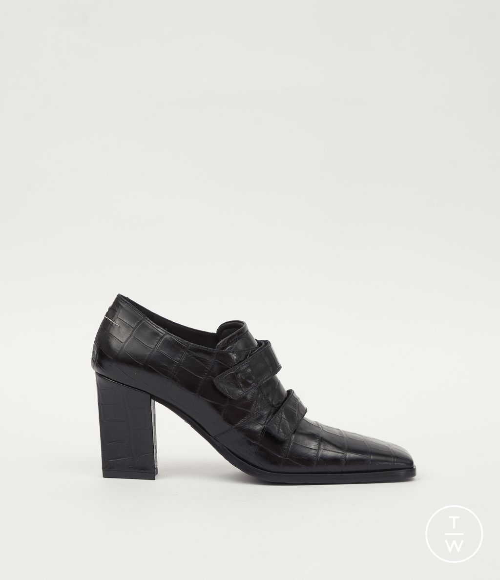 Fashion Week Milan Fall/Winter 2025 look 12 from the MM6 Maison Margiela collection 女装配饰