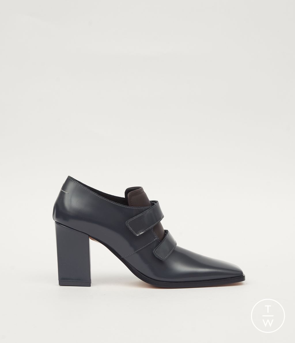 Fashion Week Milan Fall/Winter 2025 look 14 from the MM6 Maison Margiela collection womenswear accessories