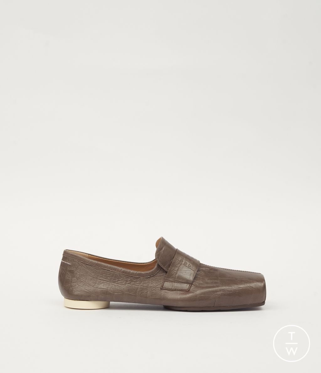 Fashion Week Milan Fall/Winter 2025 look 25 from the MM6 Maison Margiela collection 女装配饰