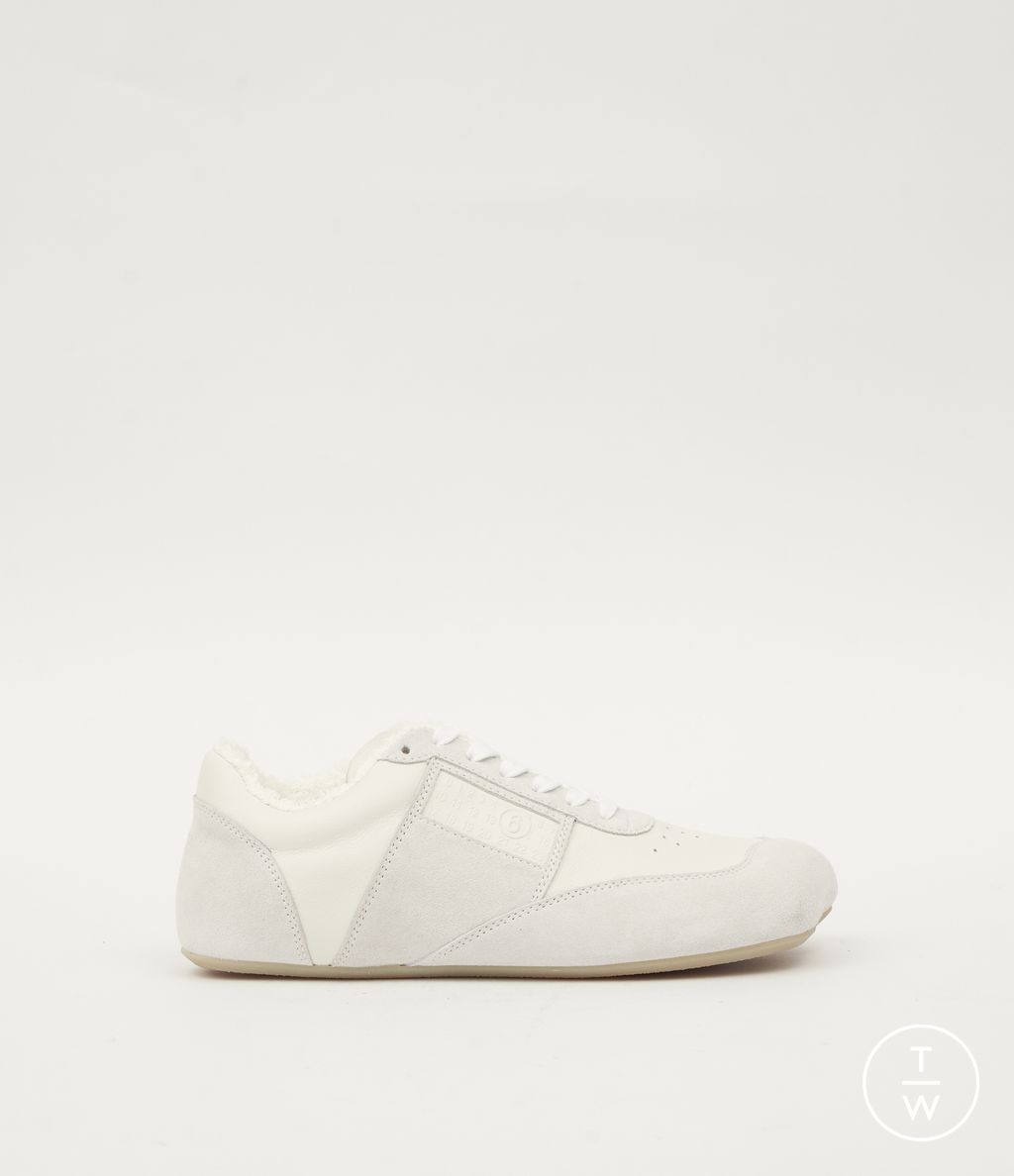 Fashion Week Milan Fall/Winter 2025 look 28 from the MM6 Maison Margiela collection 女装配饰