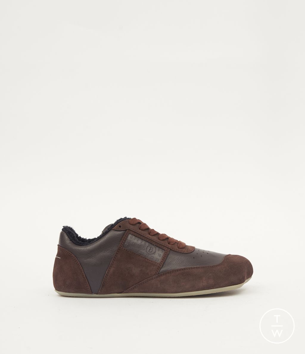 Fashion Week Milan Fall/Winter 2025 look 29 from the MM6 Maison Margiela collection 女装配饰