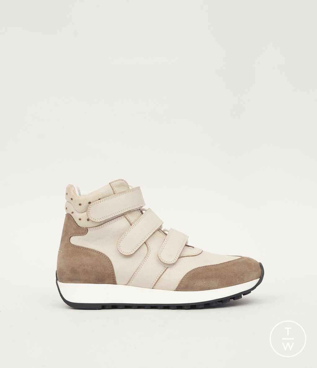 Fashion Week Milan Fall/Winter 2025 look 31 from the MM6 Maison Margiela collection 女装配饰