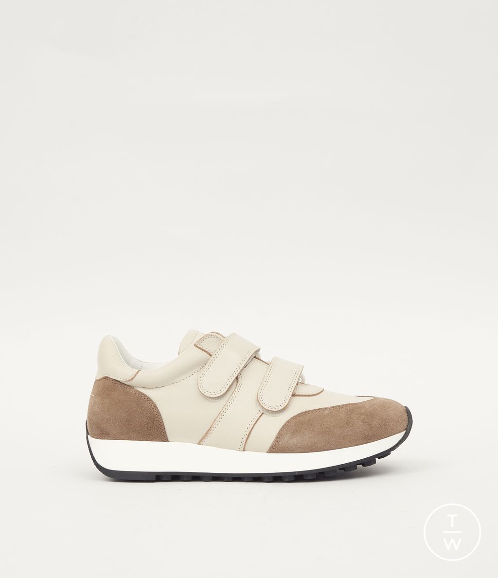 Fashion Week Milan Fall/Winter 2025 look 33 from the MM6 Maison Margiela collection 女装配饰