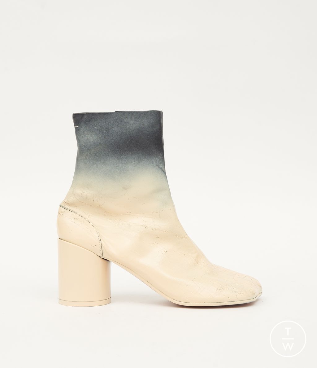 Fashion Week Milan Fall/Winter 2025 look 34 from the MM6 Maison Margiela collection womenswear accessories