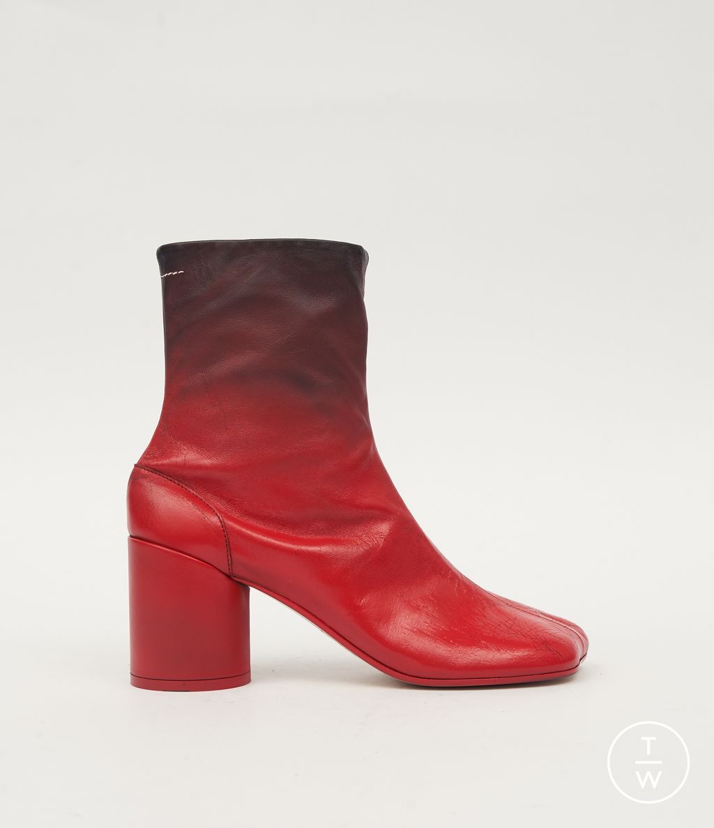 Fashion Week Milan Fall/Winter 2025 look 35 from the MM6 Maison Margiela collection 女装配饰