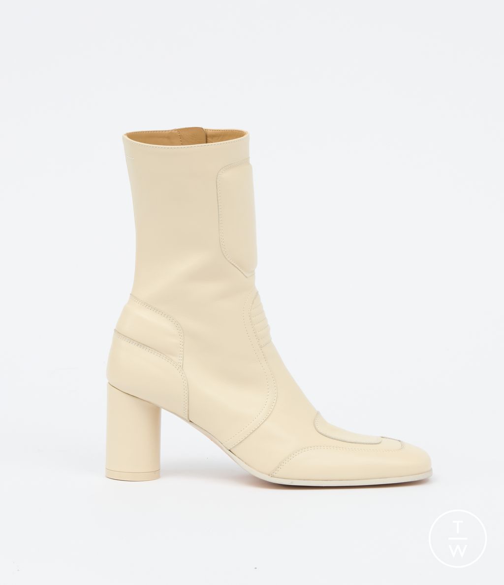 Fashion Week Milan Fall/Winter 2025 look 41 from the MM6 Maison Margiela collection 女装配饰