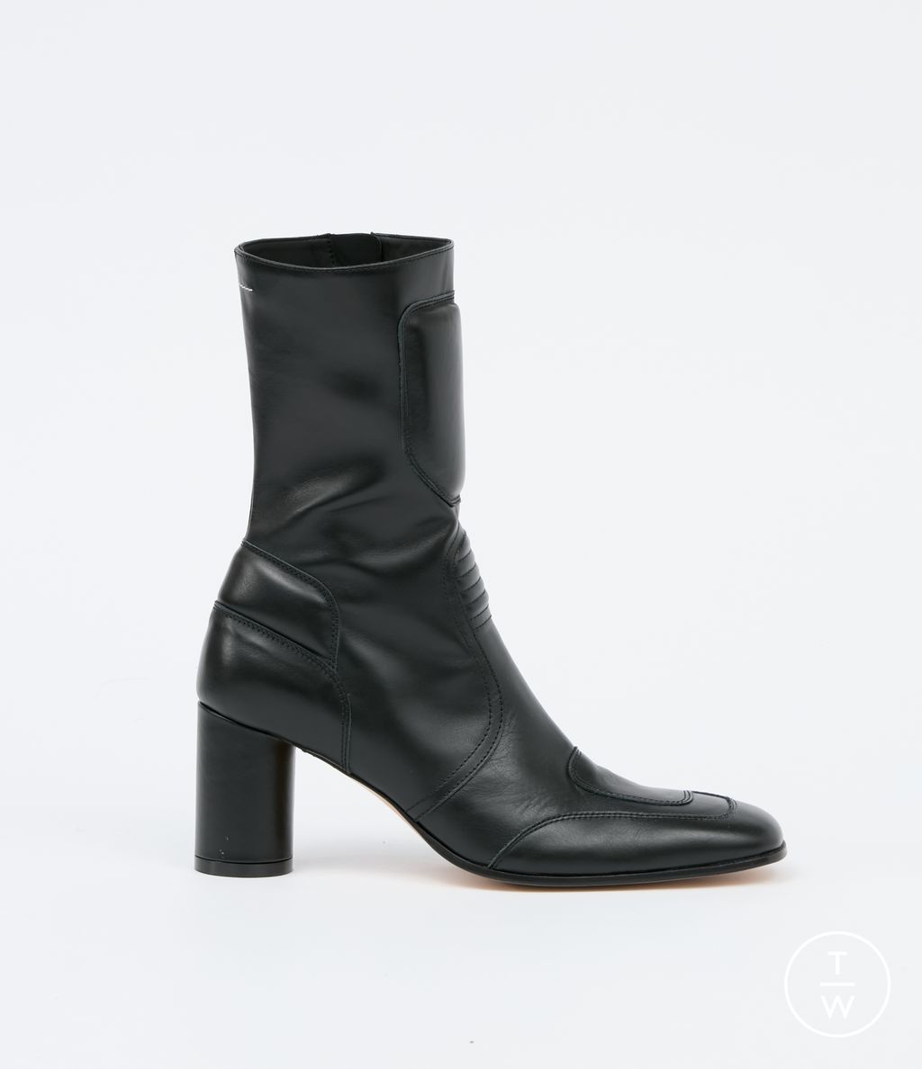 Fashion Week Milan Fall/Winter 2025 look 42 from the MM6 Maison Margiela collection womenswear accessories