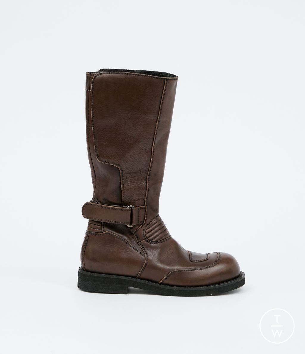 Fashion Week Milan Fall/Winter 2025 look 49 from the MM6 Maison Margiela collection womenswear accessories