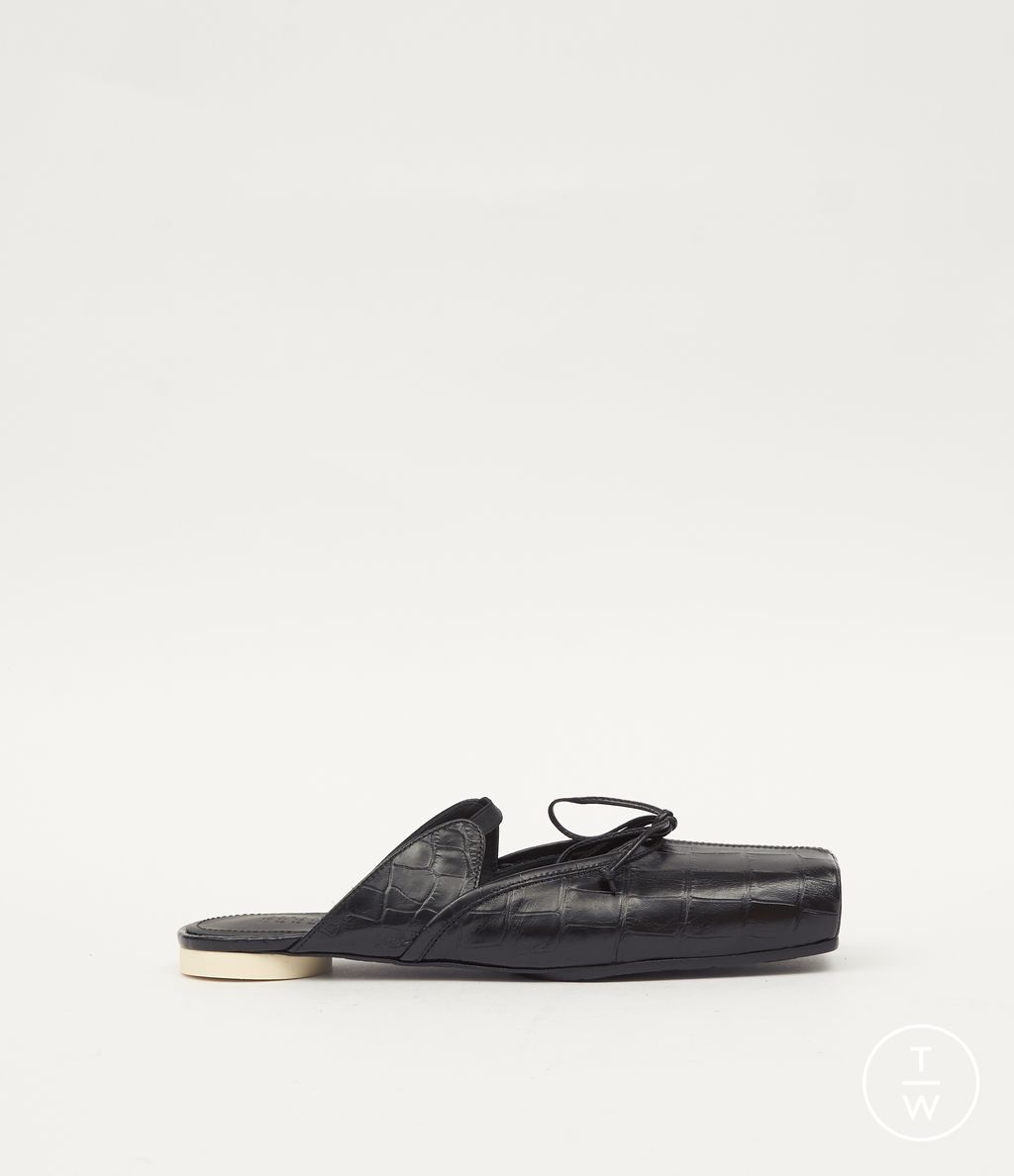 Fashion Week Milan Fall/Winter 2025 look 52 from the MM6 Maison Margiela collection 女装配饰