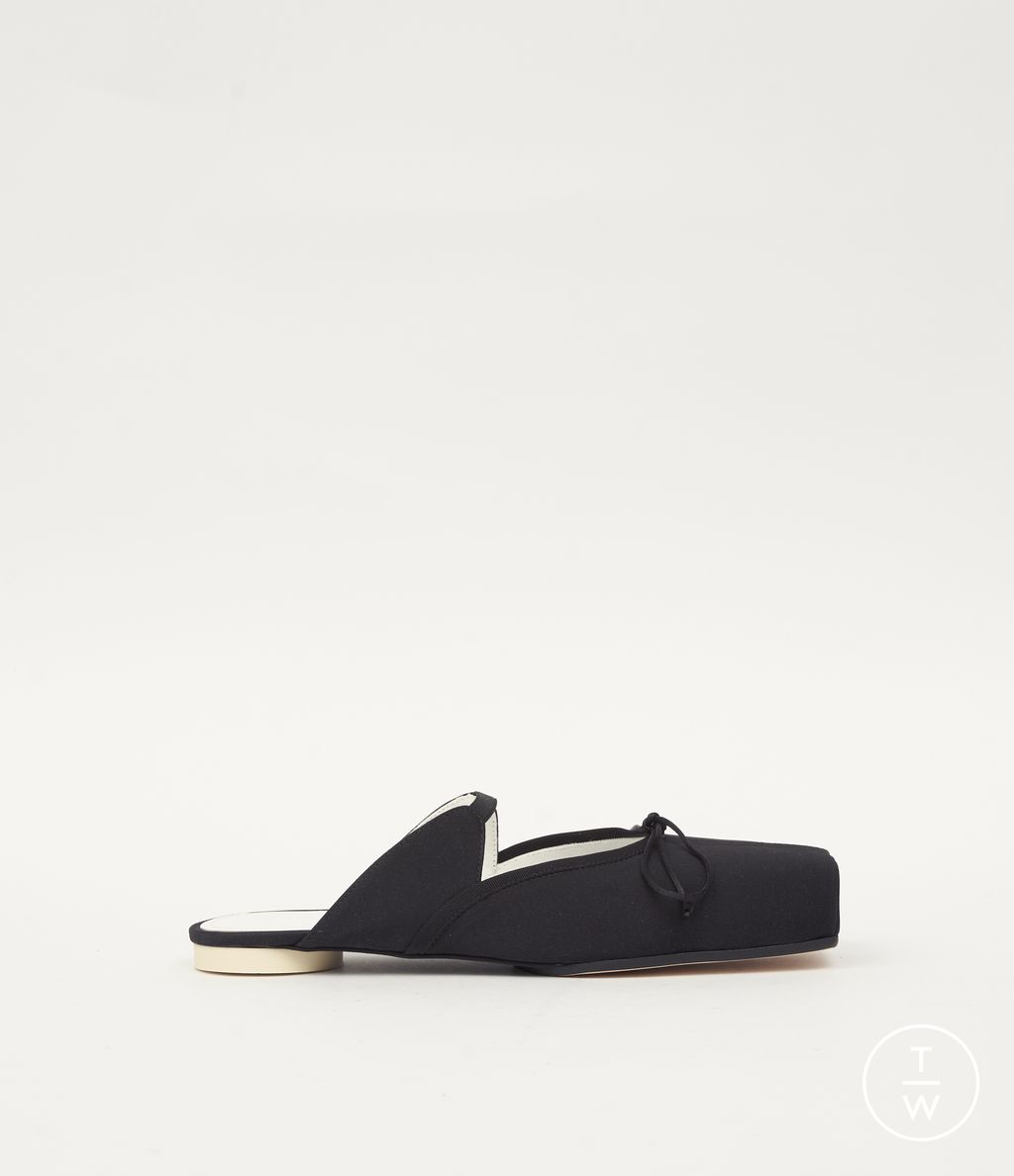 Fashion Week Milan Fall/Winter 2025 look 55 from the MM6 Maison Margiela collection 女装配饰