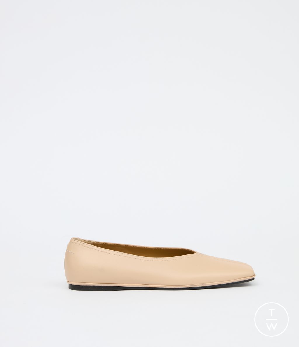 Fashion Week Milan Fall/Winter 2025 look 56 from the MM6 Maison Margiela collection 女装配饰