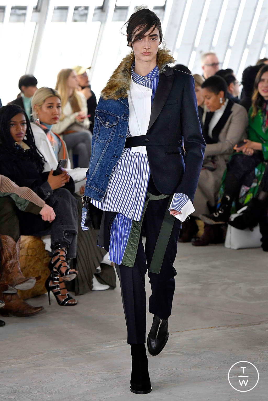 Fashion Week Paris Fall/Winter 2018 look 28 from the Sacai collection 女装