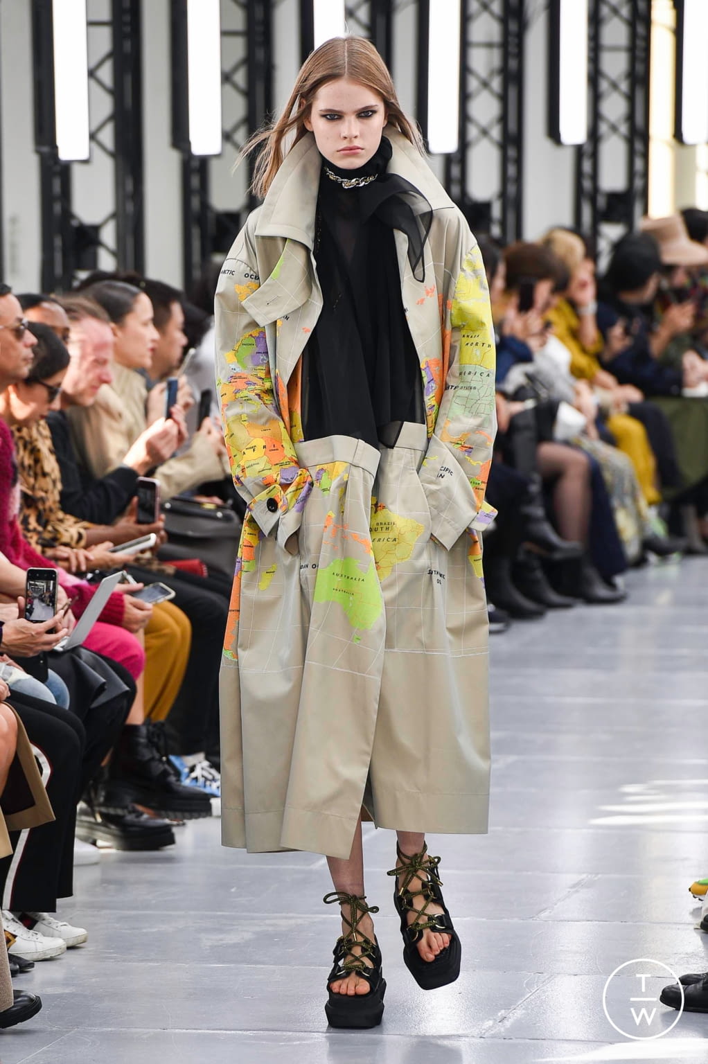Fashion Week Paris Spring/Summer 2020 look 2 from the Sacai collection womenswear