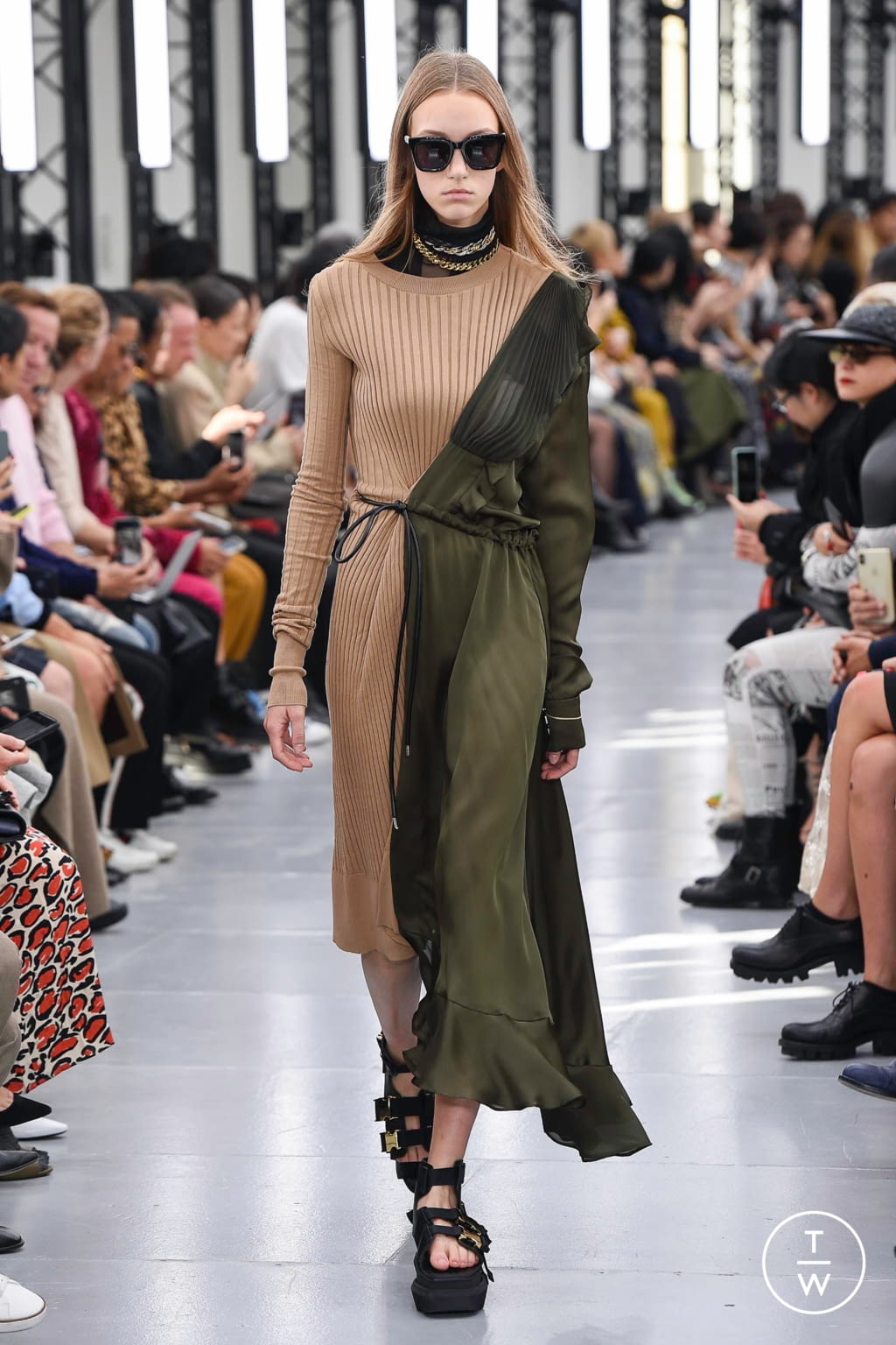 Fashion Week Paris Spring/Summer 2020 look 6 from the Sacai collection womenswear