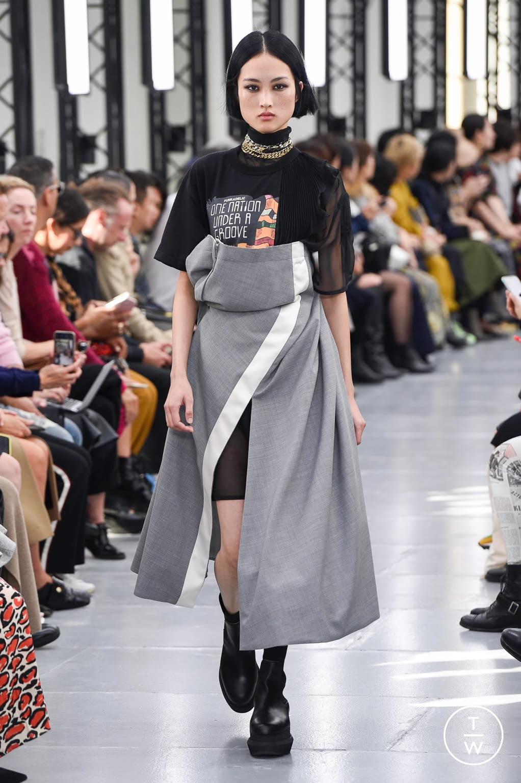Fashion Week Paris Spring/Summer 2020 look 21 from the Sacai collection womenswear