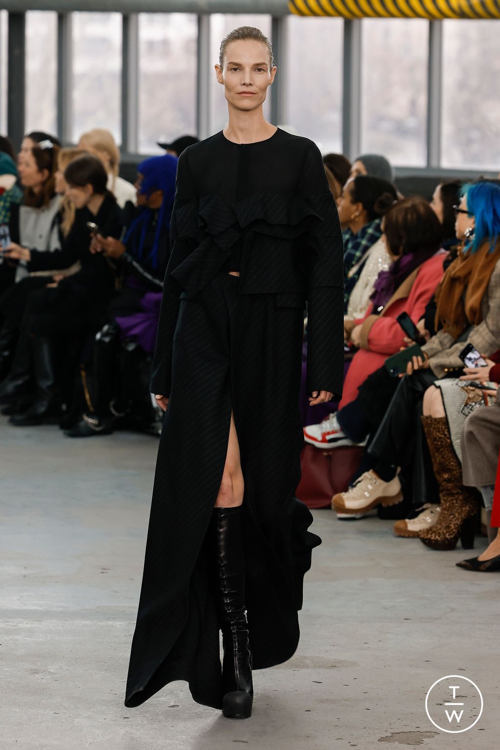 Fashion Week Paris Fall/Winter 2023 look 2 from the Sacai collection womenswear