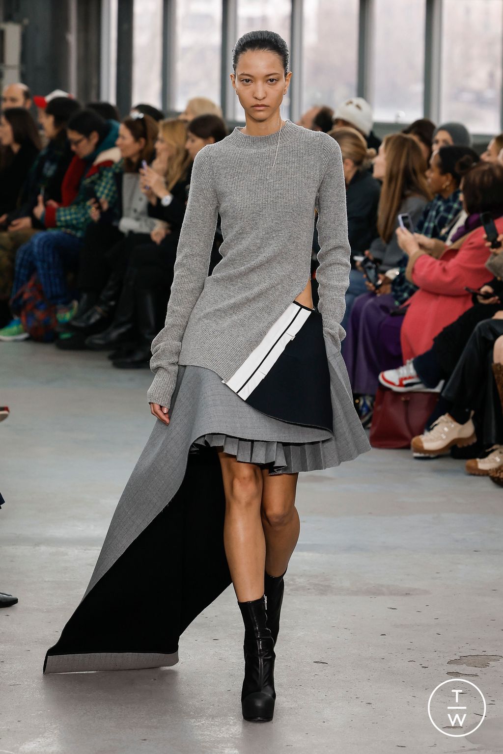 Fashion Week Paris Fall/Winter 2023 look 10 from the Sacai collection 女装