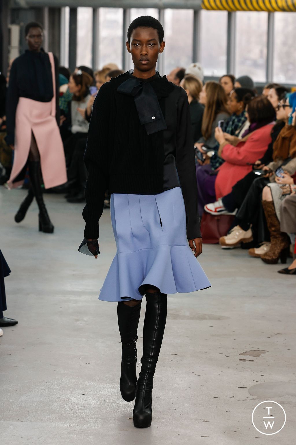 Fashion Week Paris Fall/Winter 2023 look 12 de la collection Sacai womenswear