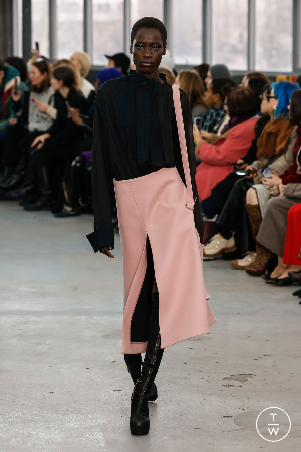 Fashion Week Paris Fall/Winter 2023 look 13 de la collection Sacai womenswear