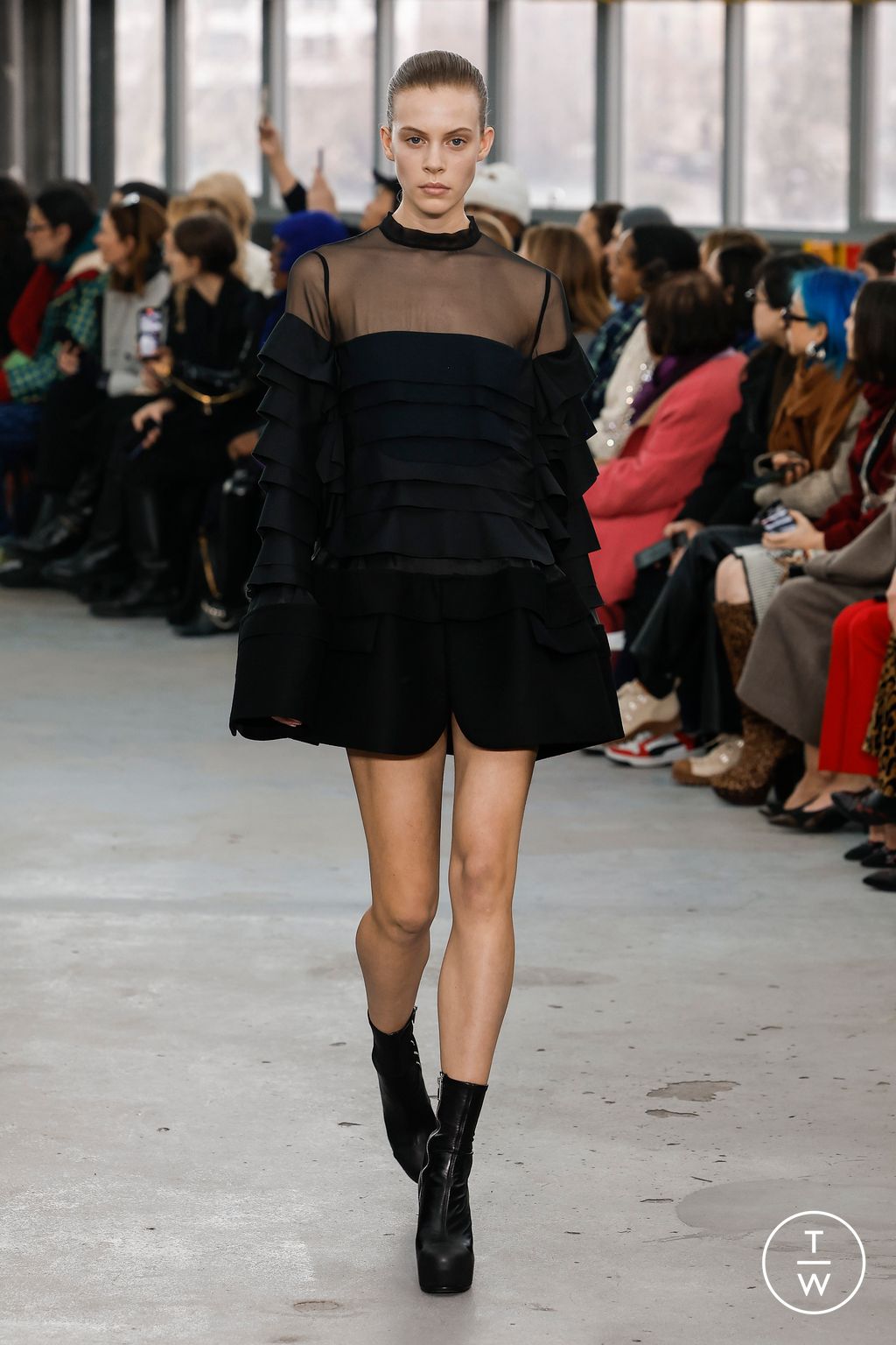 Fashion Week Paris Fall/Winter 2023 look 21 de la collection Sacai womenswear