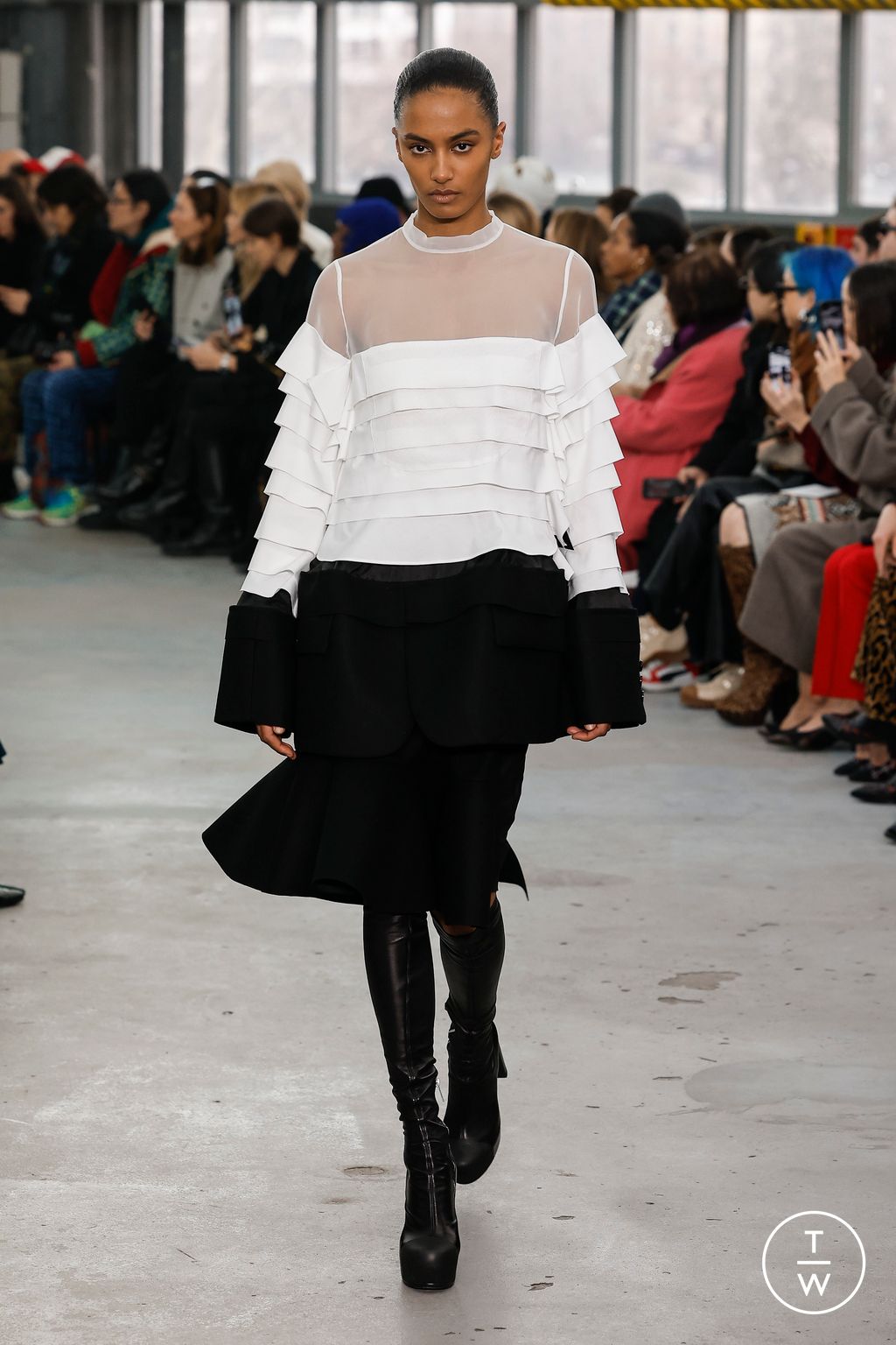 Fashion Week Paris Fall/Winter 2023 look 23 de la collection Sacai womenswear