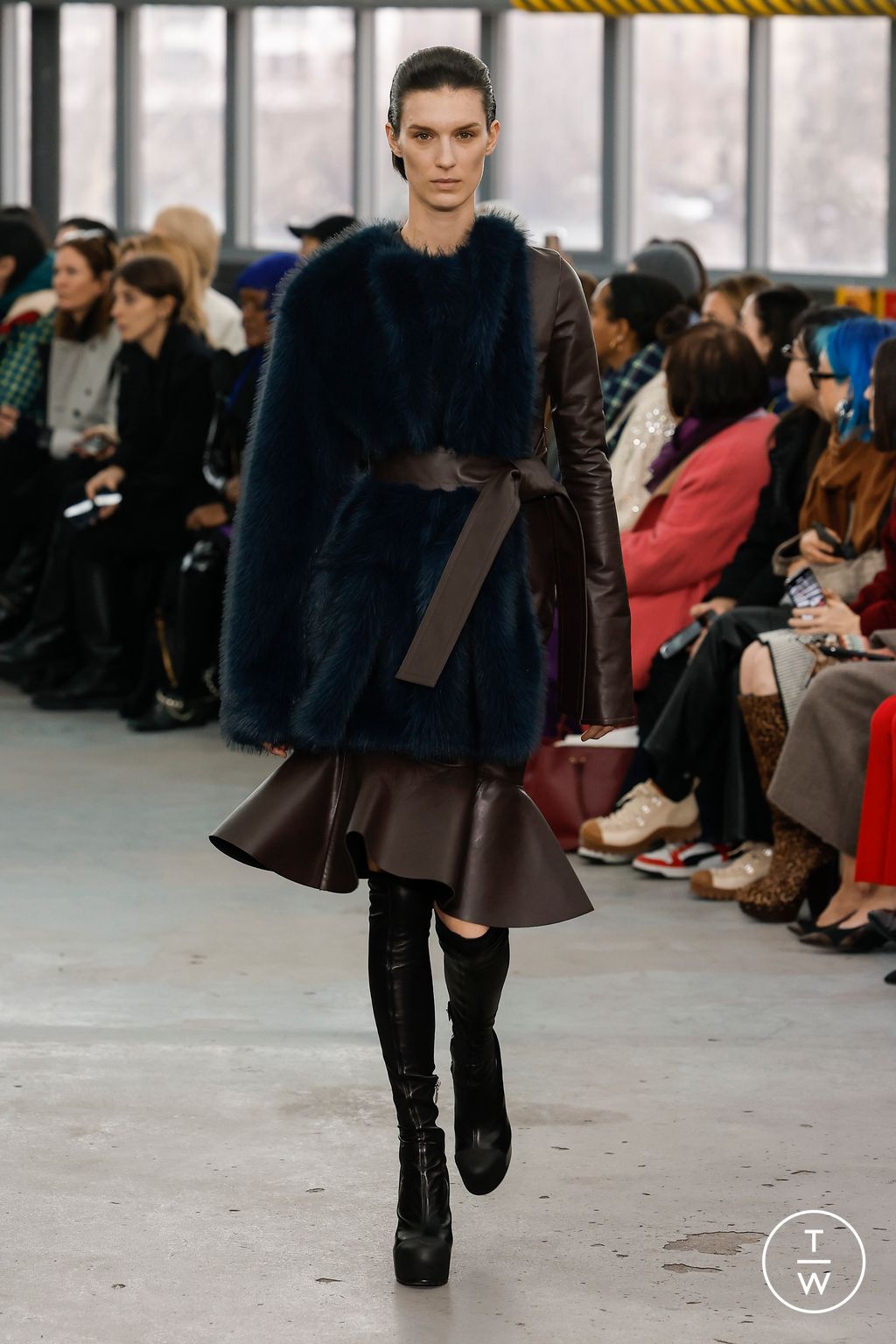 Fashion Week Paris Fall/Winter 2023 look 28 de la collection Sacai womenswear
