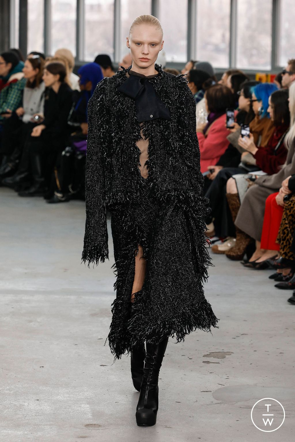 Fashion Week Paris Fall/Winter 2023 look 31 from the Sacai collection womenswear