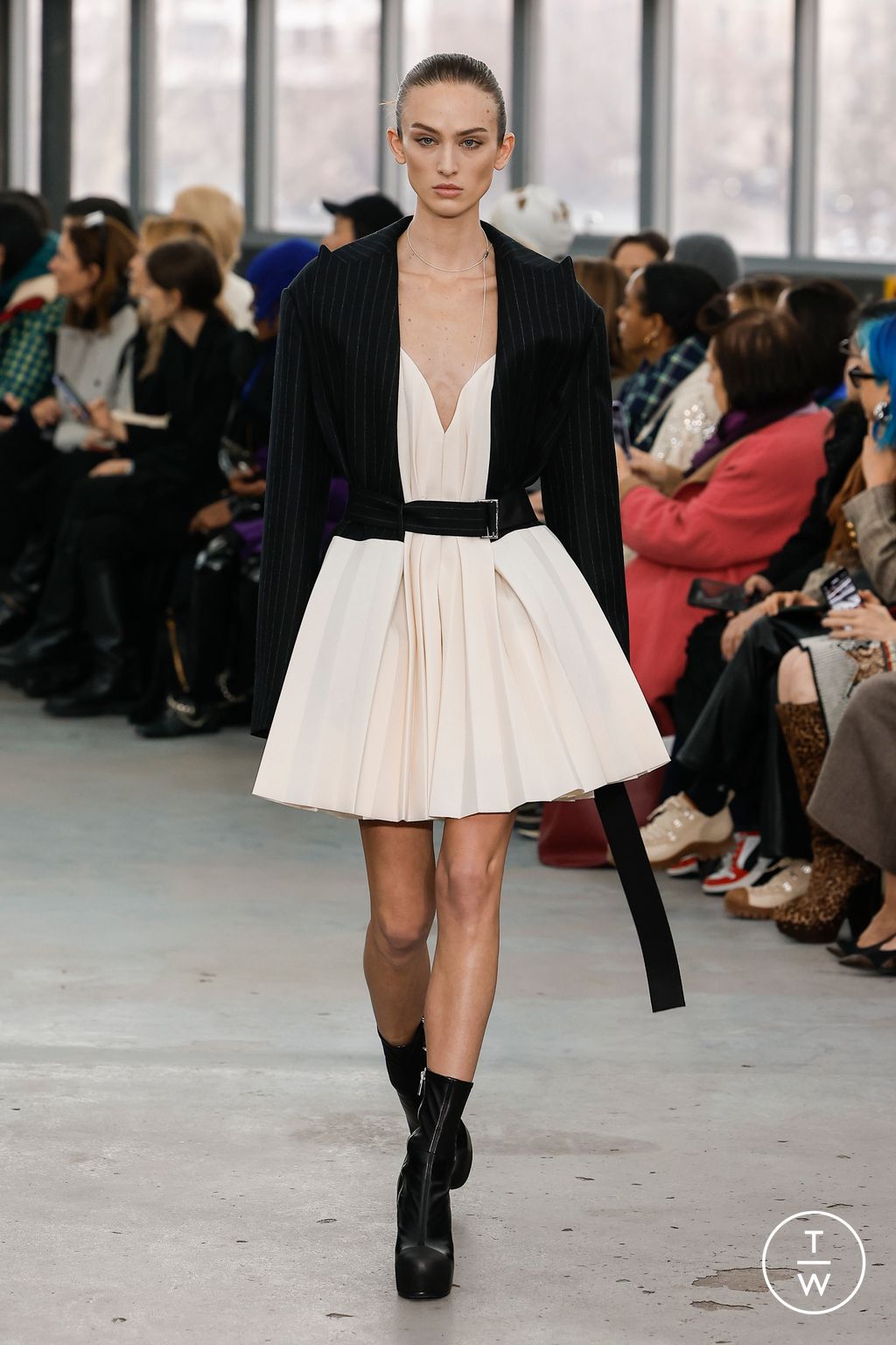 Fashion Week Paris Fall/Winter 2023 look 37 de la collection Sacai womenswear