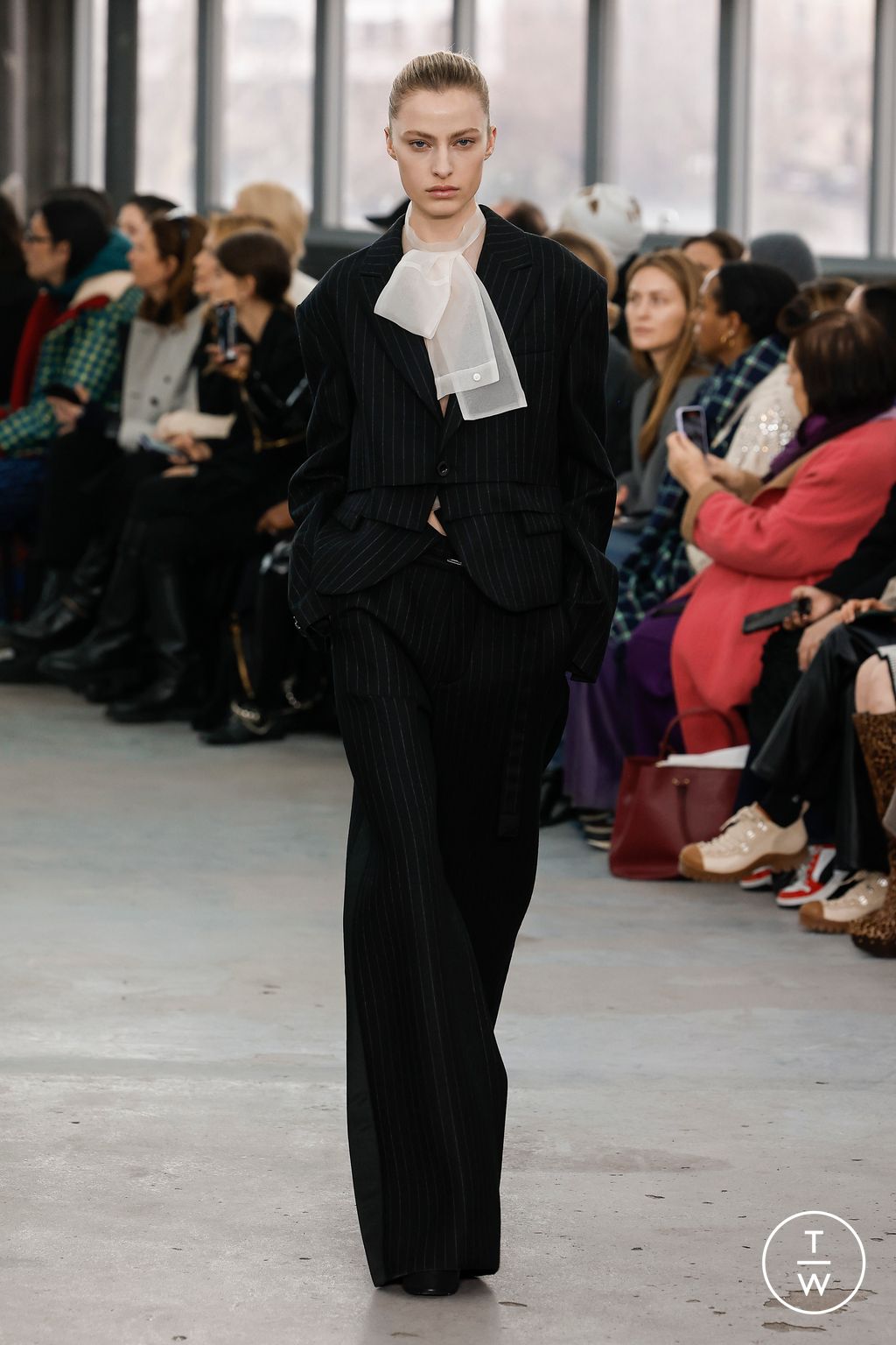 Fashion Week Paris Fall/Winter 2023 look 38 de la collection Sacai womenswear
